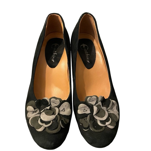 Candie's Black Heels with Gray Floral Accent Size 7 - Picture 2 of 9